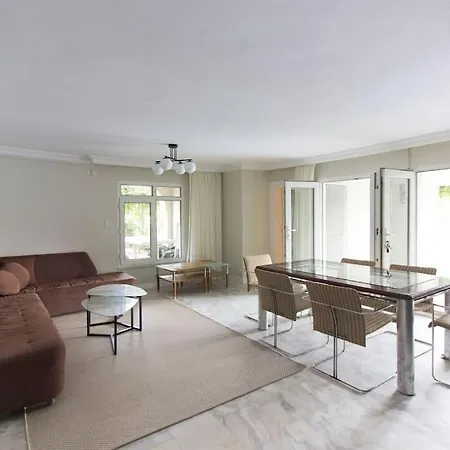 Spacious Exquisite 5br With Private Pool Вілла Айвалик