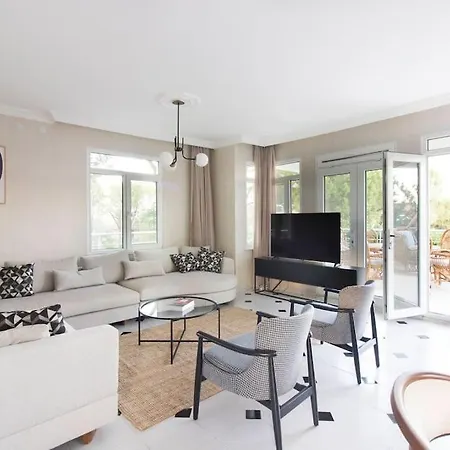 Spacious Exquisite 5br With Private Pool Вілла Айвалик